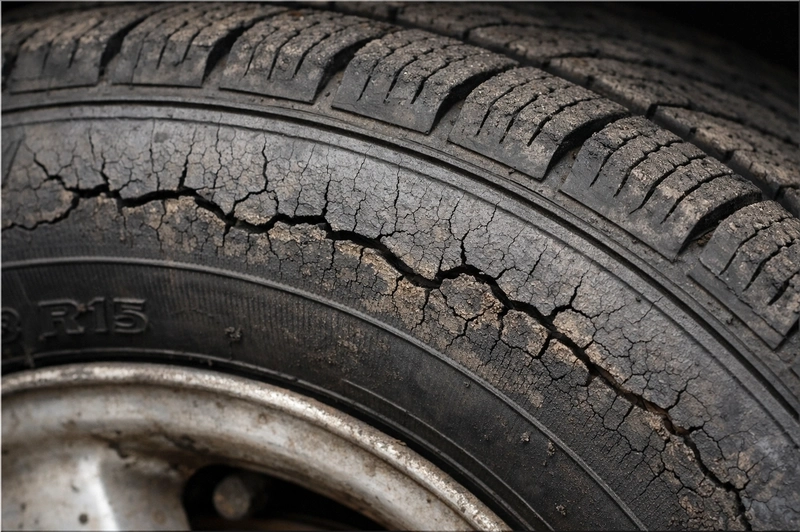 Tire sidewall cracks and dry rot around the circumference (caution to unsafe)