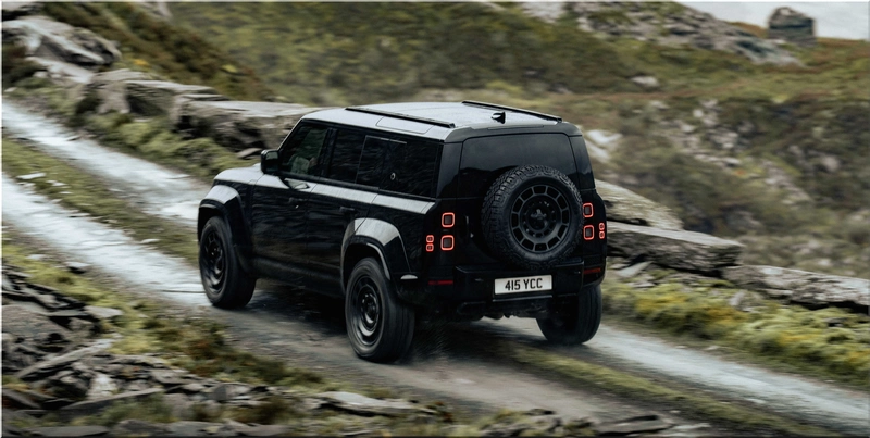 2026 Land Rover Defender OCTA Black