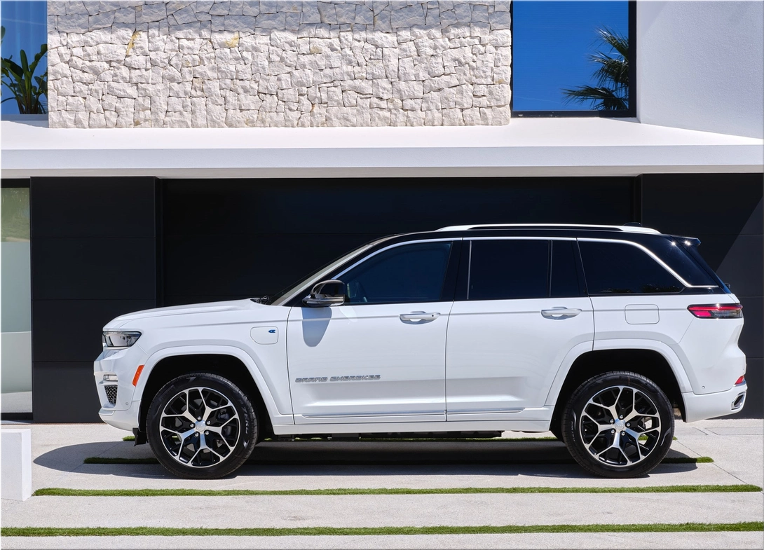 The Jeep Grand Cherokee: A Midsize SUV that Keeps Evolving and Improving